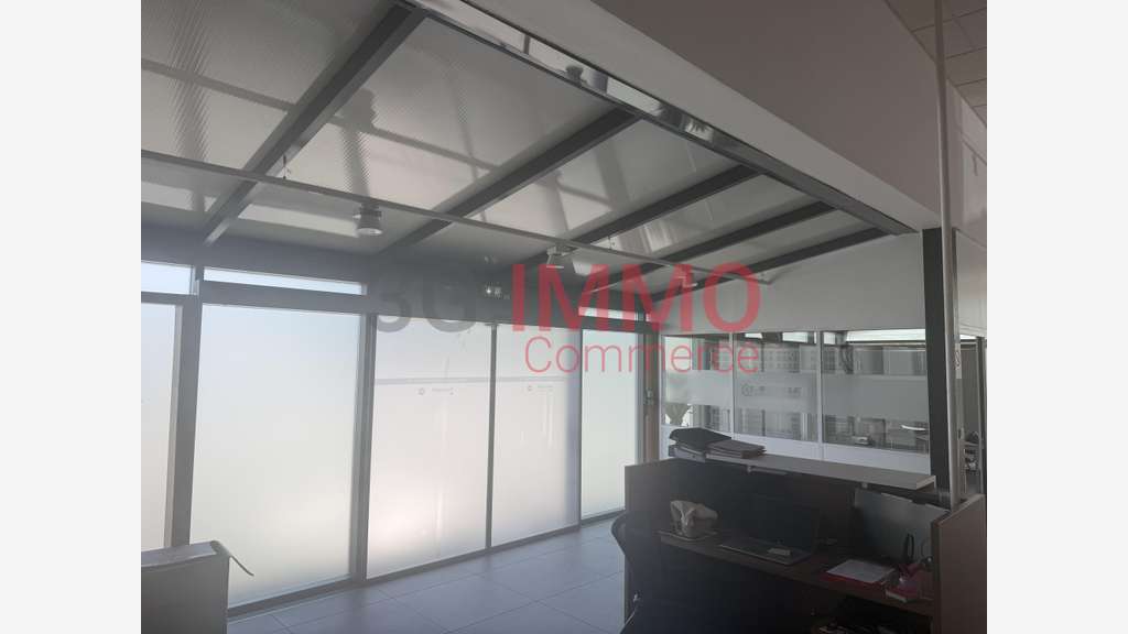 Vente local commercial loué de 2490m² à Saintes