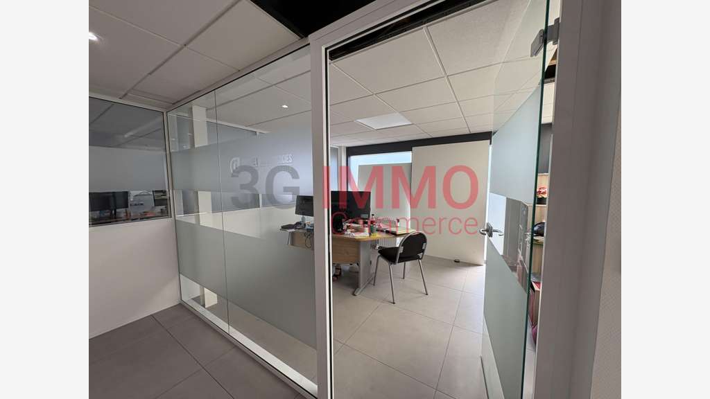 Vente local commercial loué de 2490m² à Saintes