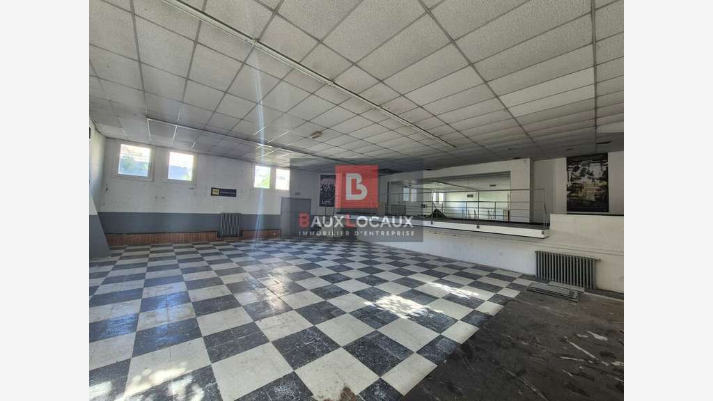 AV murs commerciaux 582m² centre Salon-de-Provence