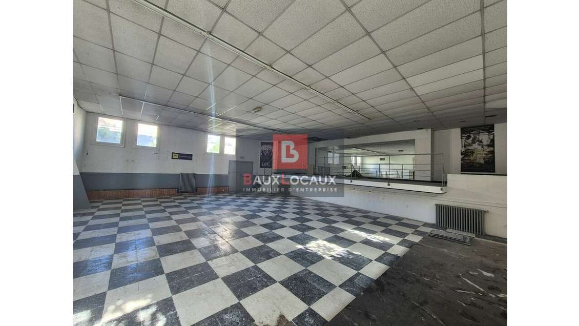 AV murs commerciaux 582m² centre Salon-de-Provence