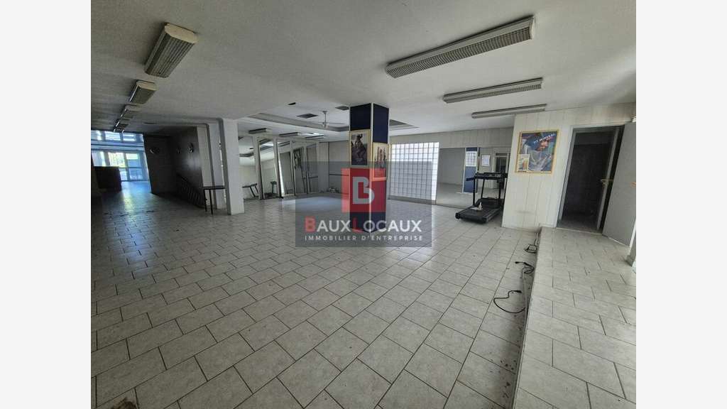 AV murs commerciaux 582m² centre Salon-de-Provence