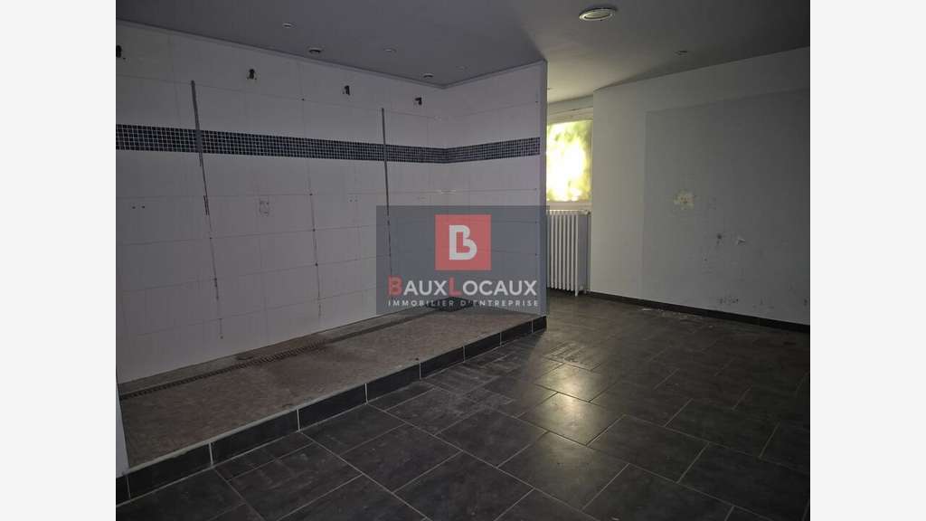 AV murs commerciaux 582m² centre Salon-de-Provence
