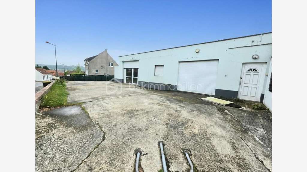 AV local commercial 100m² avec stationnements 62