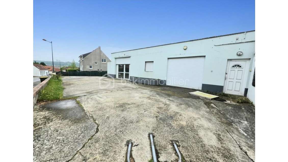 AV local commercial 100m² avec stationnements 62