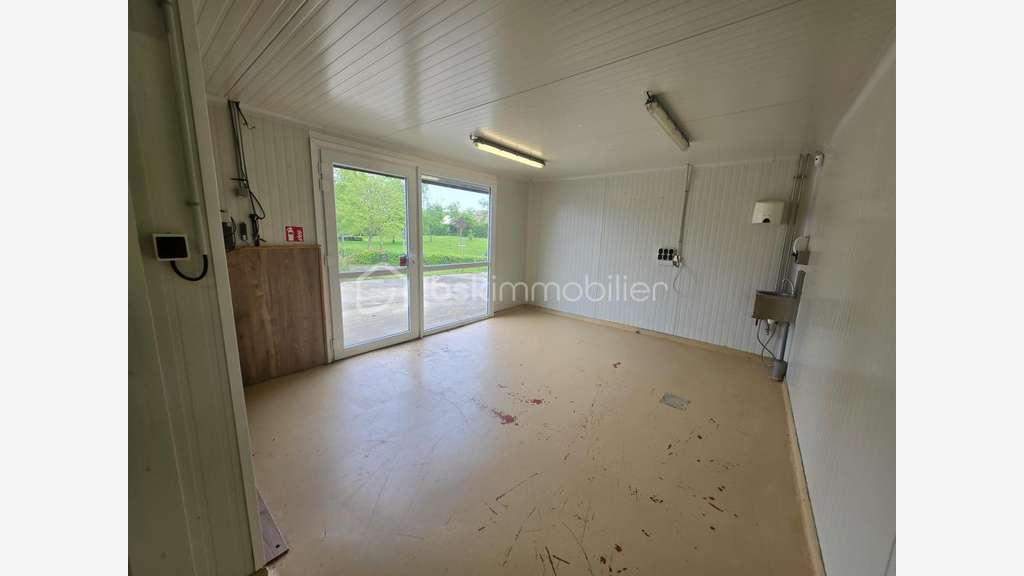 AV local commercial 100m² avec stationnements 62