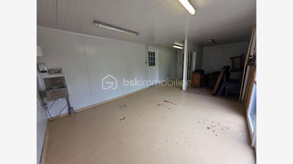 AV local commercial 100m² avec stationnements 62