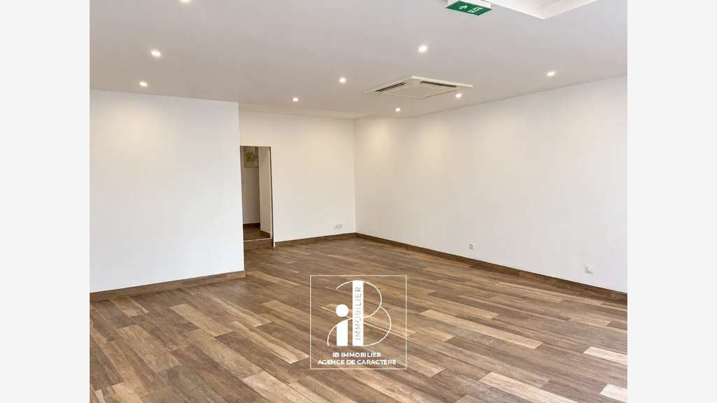 FONTAINEBLEAU CENTRE VILLE BOUTIQUE DE 58 M²