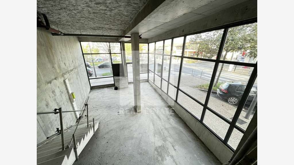 AV locaux commerciaux brut de béton Sathonay-Camp