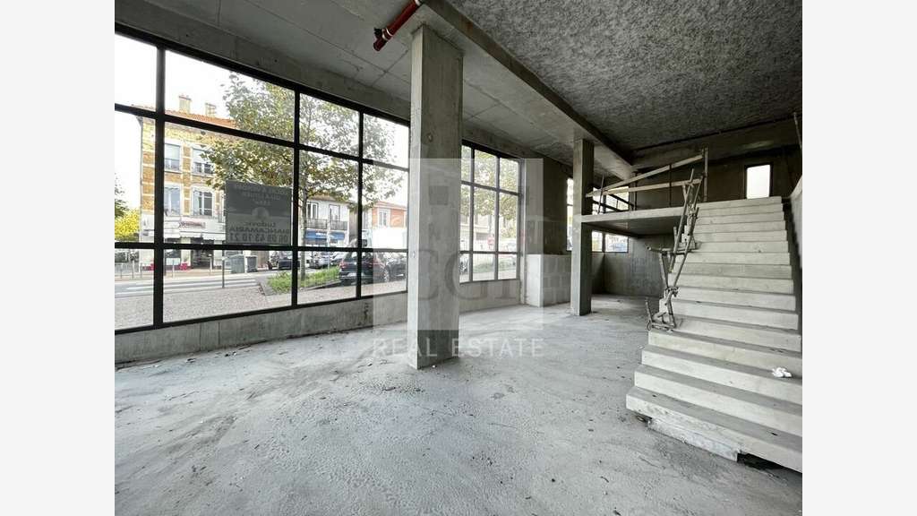 AV locaux commerciaux brut de béton Sathonay-Camp