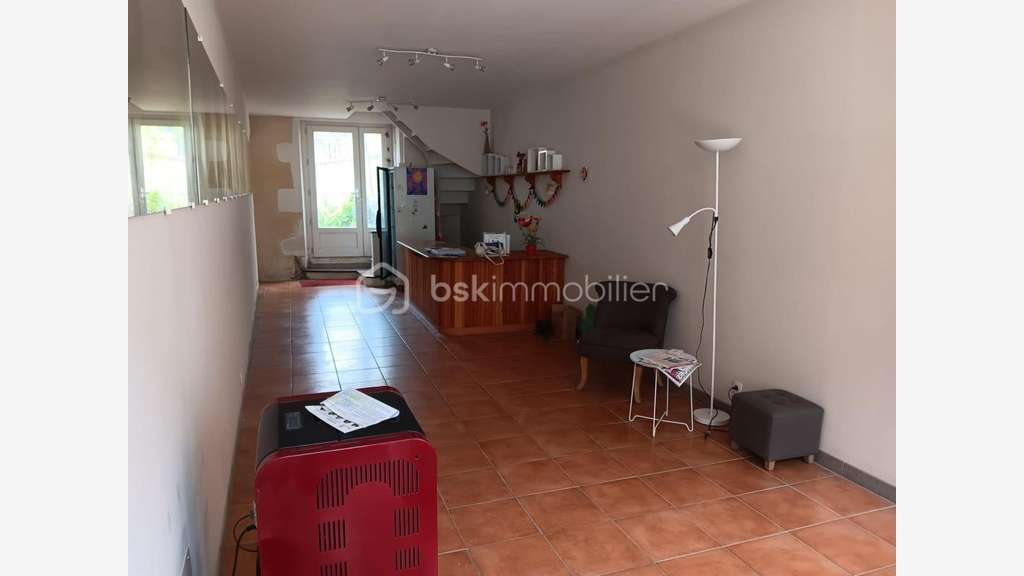 Vente local rénové 117m² à Sauzé-Vaussais centre