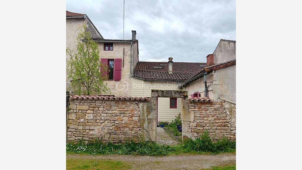 Vente local rénové 117m² à Sauzé-Vaussais centre