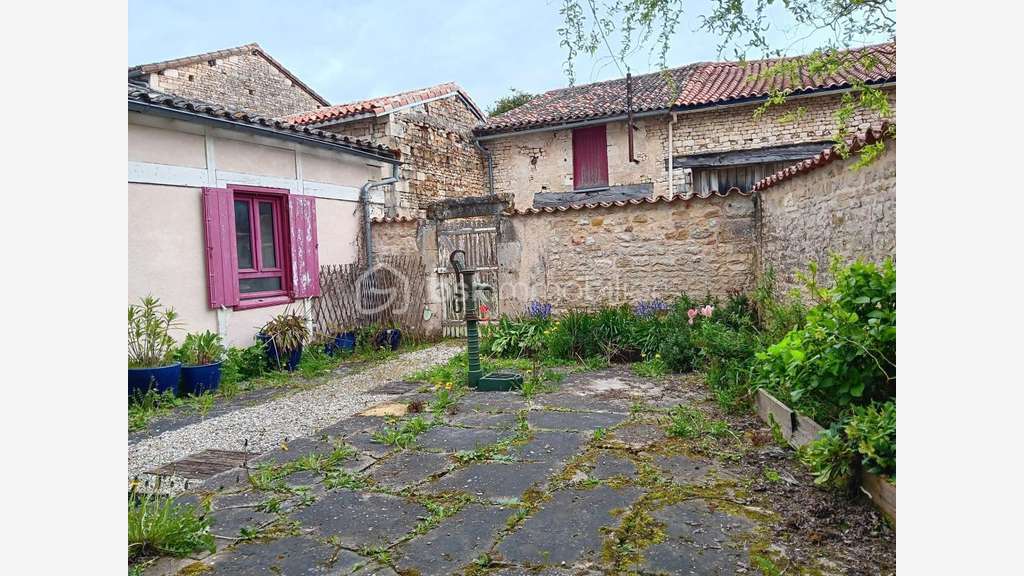 Vente local rénové 117m² à Sauzé-Vaussais centre