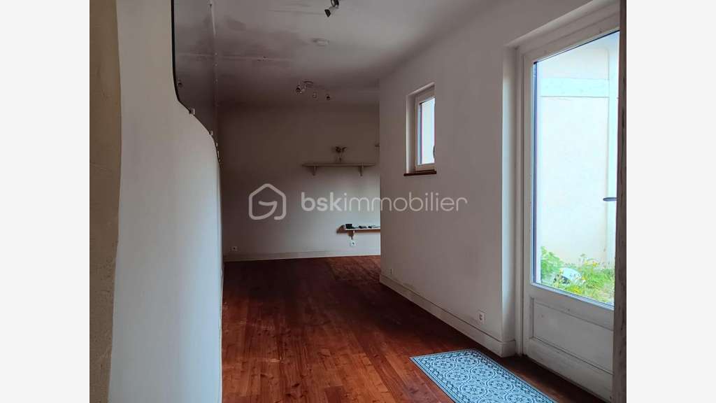 Vente local rénové 117m² à Sauzé-Vaussais centre