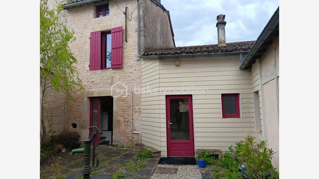 Vente local rénové 117m² à Sauzé-Vaussais centre