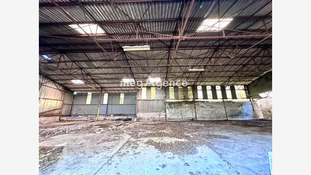 Vente local commercial 2500m² sur 7500m² à Sens
