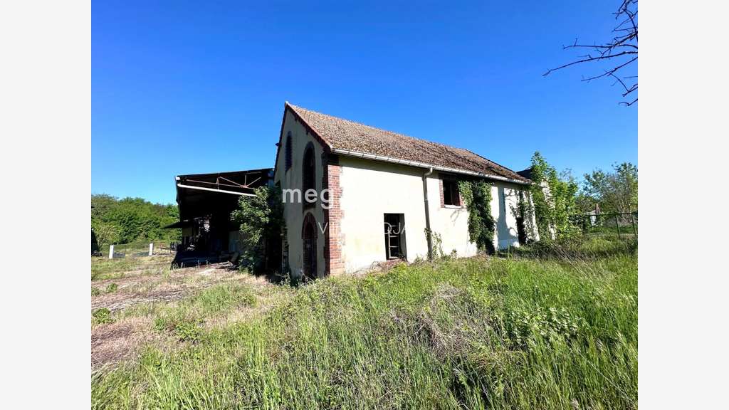 Vente local commercial 2500m² sur 7500m² à Sens