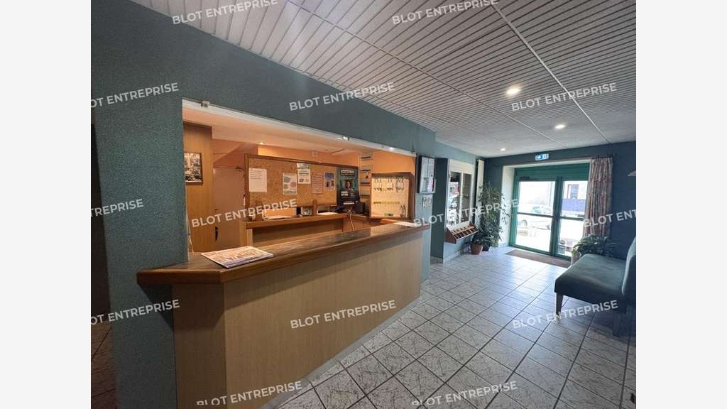 À VENDRE - LOCAUX COMMERCIAUX - 1 950 m² - SIZUN