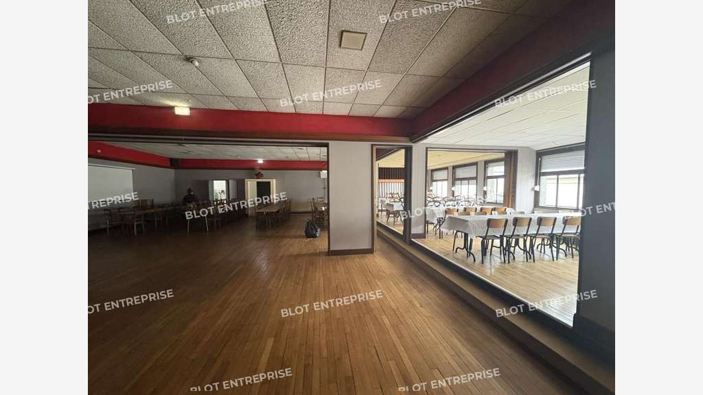 À VENDRE - LOCAUX COMMERCIAUX - 1 950 m² - SIZUN