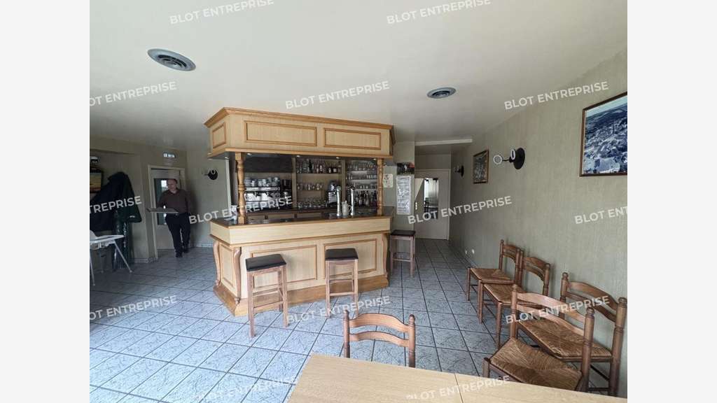 À VENDRE - LOCAUX COMMERCIAUX - 1 950 m² - SIZUN