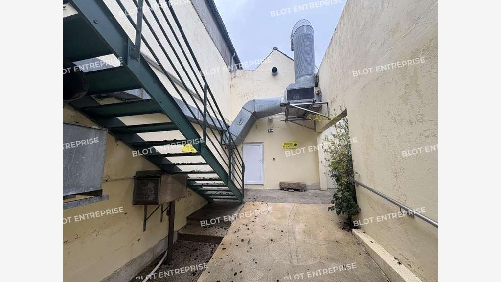 À VENDRE - LOCAUX COMMERCIAUX - 1 950 m² - SIZUN