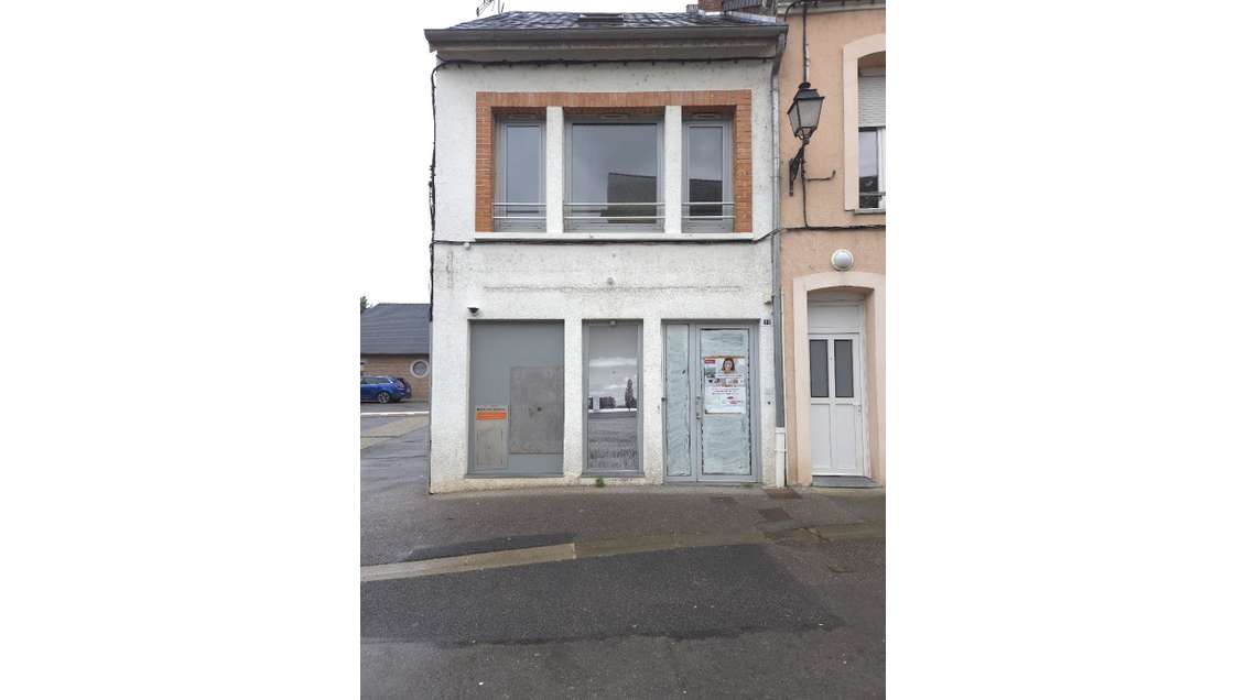 Idéalement situé au coeur de Solre le Château, ce