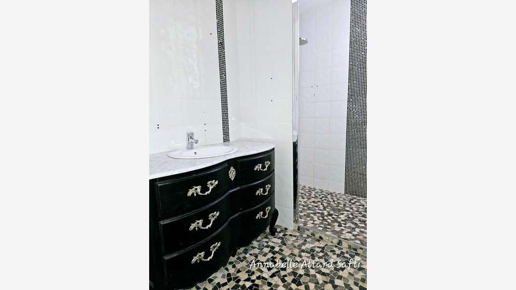 AV ancien hôtel 369m² avec 7 chambres à Sorges