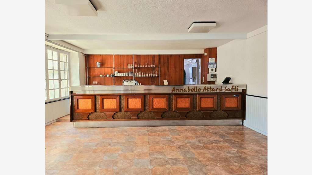 AV ancien hôtel 369m² avec 7 chambres à Sorges