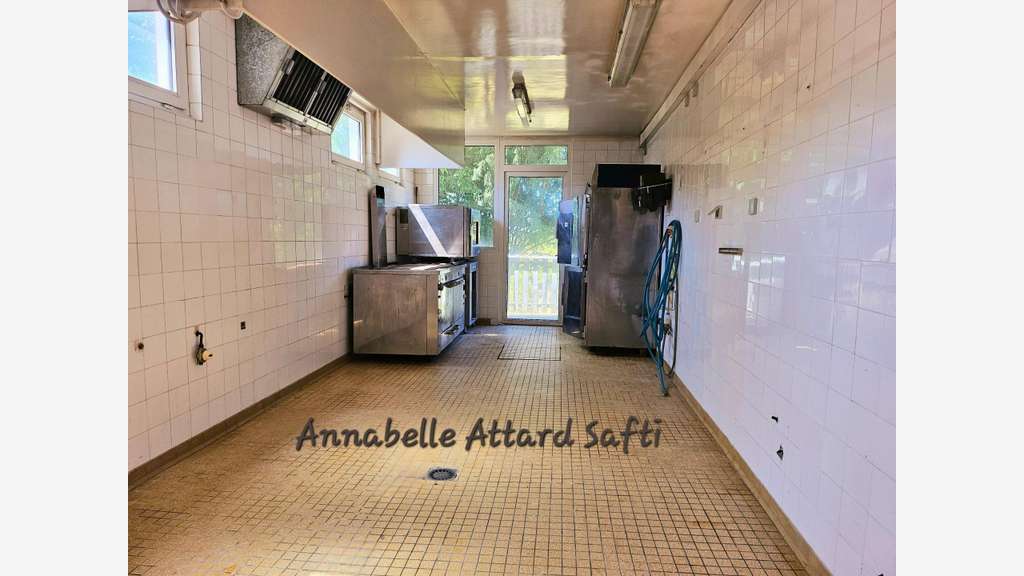AV ancien hôtel 369m² avec 7 chambres à Sorges