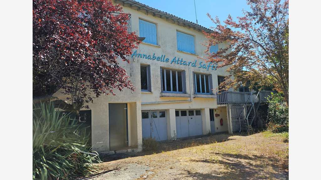AV ancien hôtel 369m² avec 7 chambres à Sorges