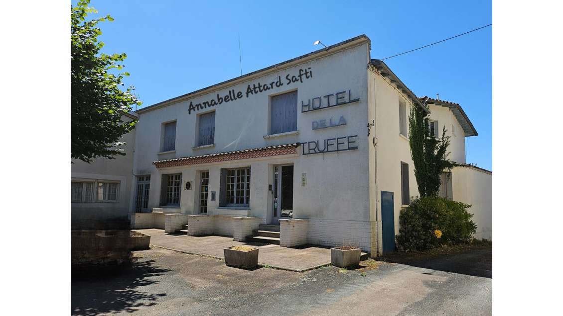 AV ancien hôtel  369m² avec 7 chambres à Sorges 