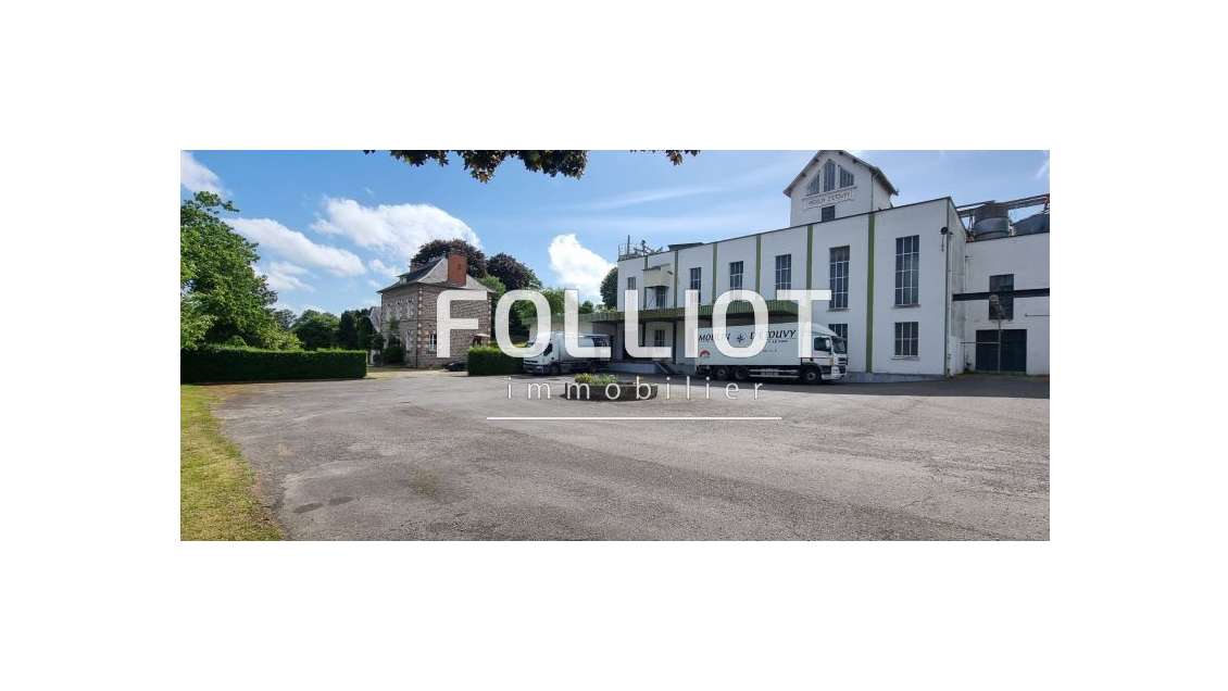 Entrepôt avec maison à Souleuvre-en-Bocage