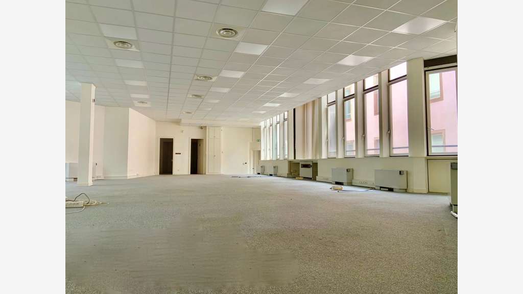 Locaux 174m² R+2 Strasbourg, Place du Corbeau  