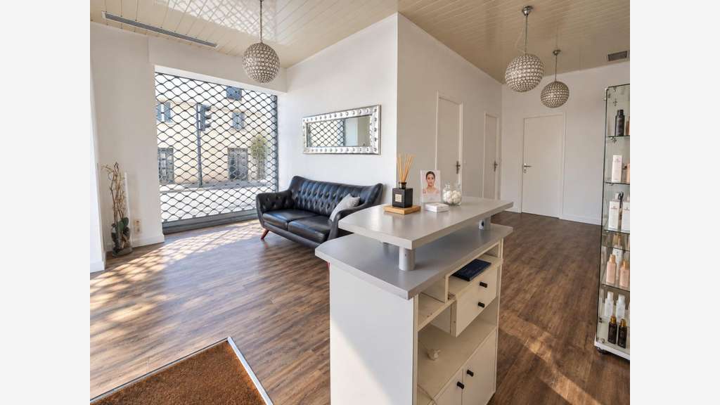 Vente local commercial de plain pied 74m² Talence