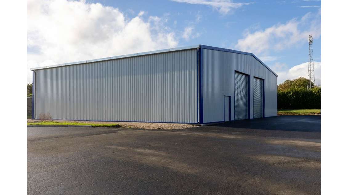 Vente murs commerciaux vides 368m² sur Tosse