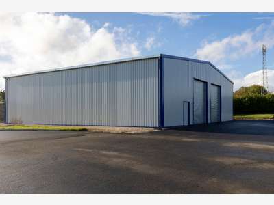 Vente murs commerciaux vides 368m² sur Tosse
