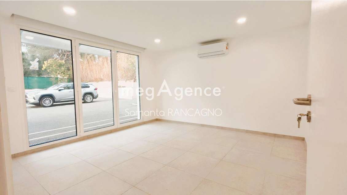 Local professionnel neuf 80m² Fréjus Zone Capitou