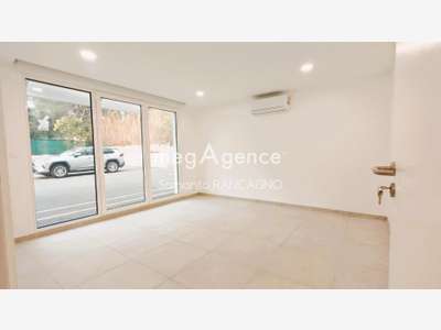 Local professionnel neuf 80m² Fréjus Zone Capitou