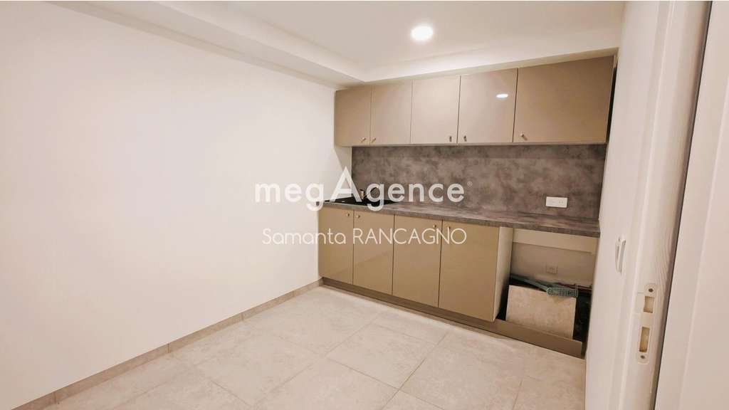 Local professionnel neuf 80m² Fréjus Zone Capitou