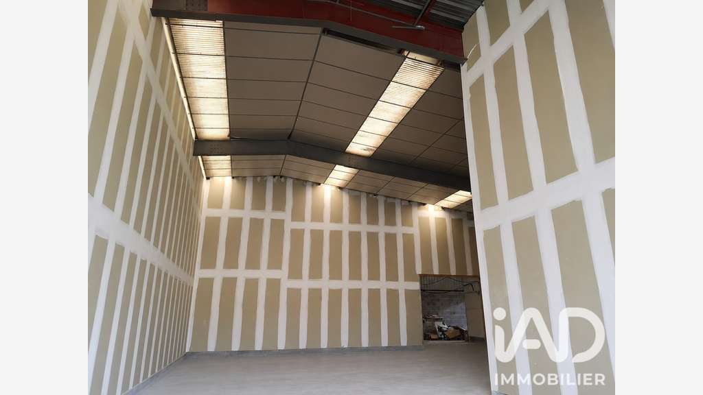 AV local commercial de 207m² à Trèbes axe passant