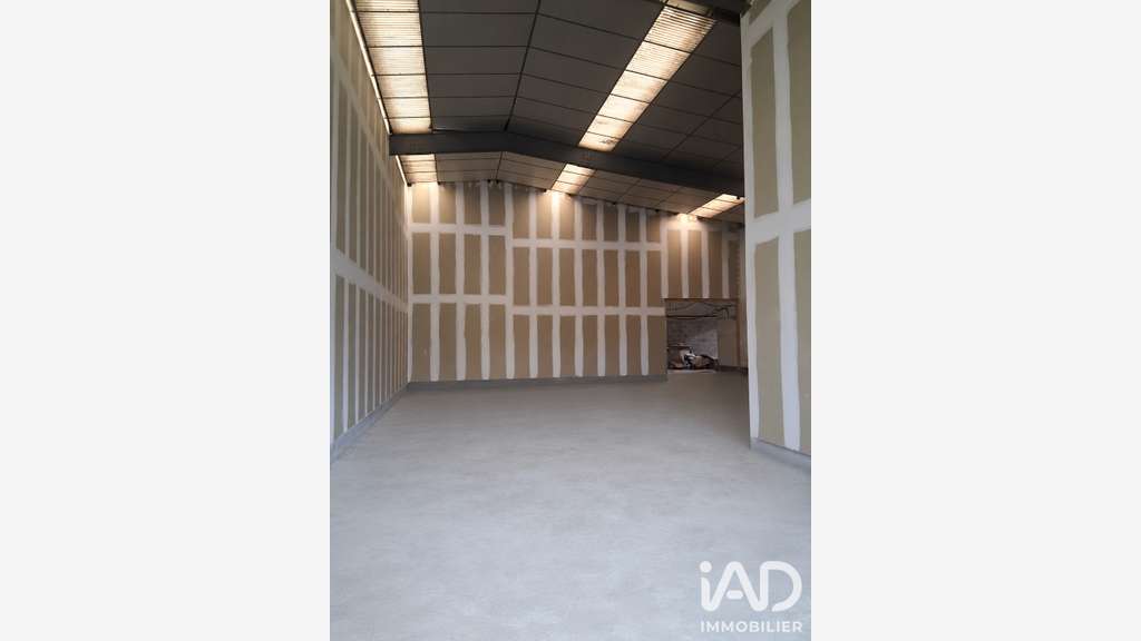 AV local commercial de 207m² à Trèbes axe passant