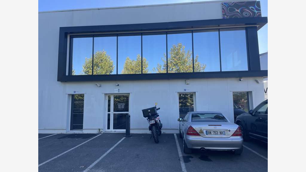 Vente entrepôts 1633m² avec bureaux ZA Tresses