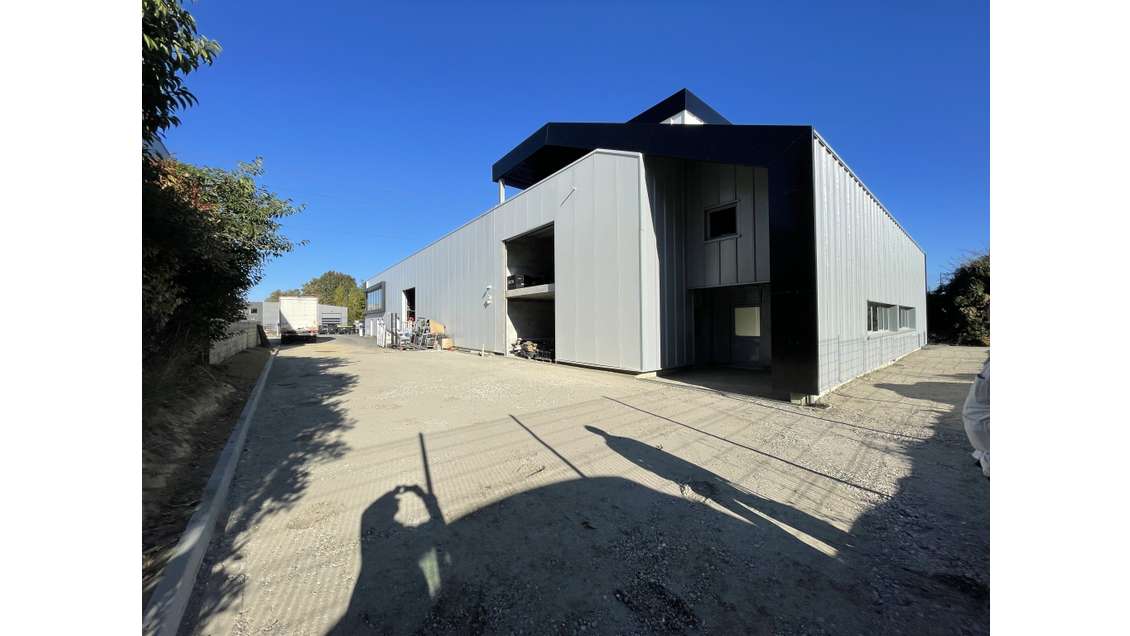 Vente entrepôts 1633m² avec bureaux ZA Tresses