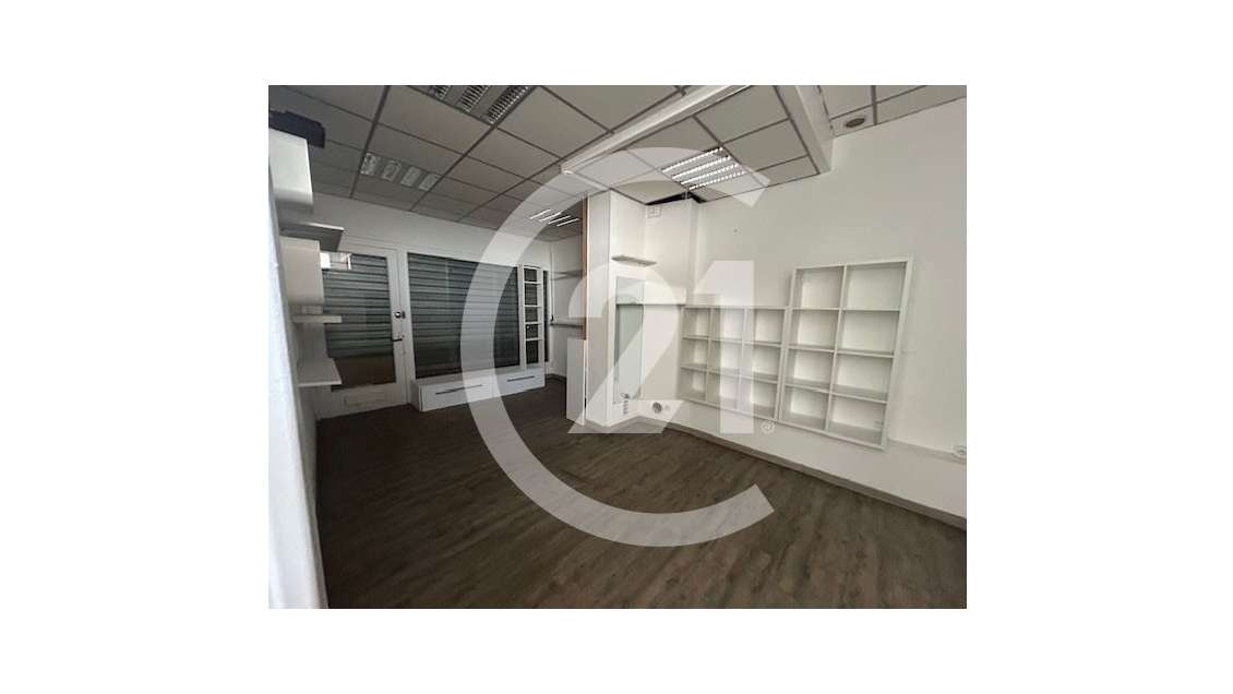 Local libre 29m² à vendre avec vitrine à Valence