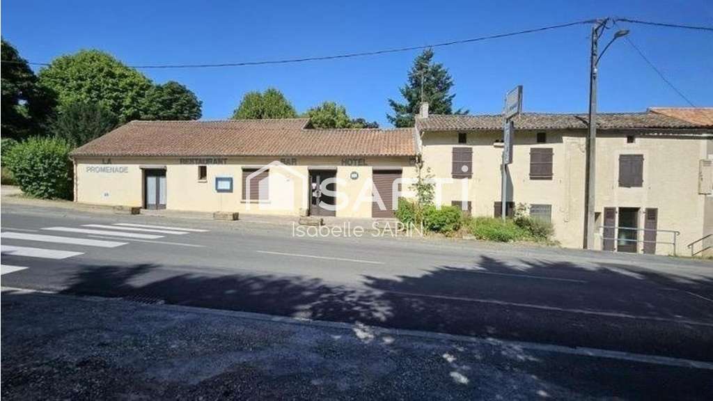 Ensemble ancien bar hôtel à Valence en Poitou