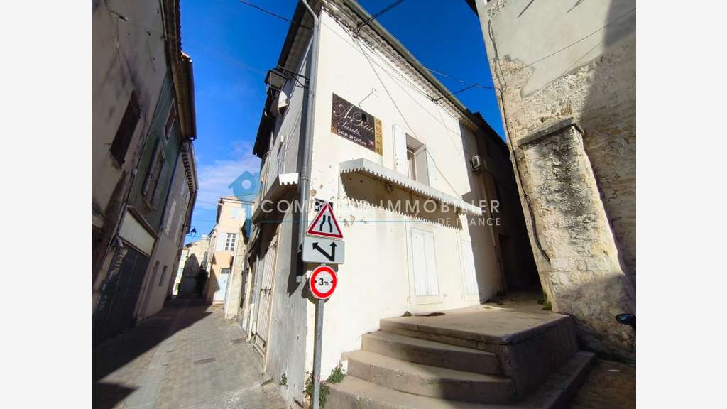 AV maison de village avec local à Vallabrègues