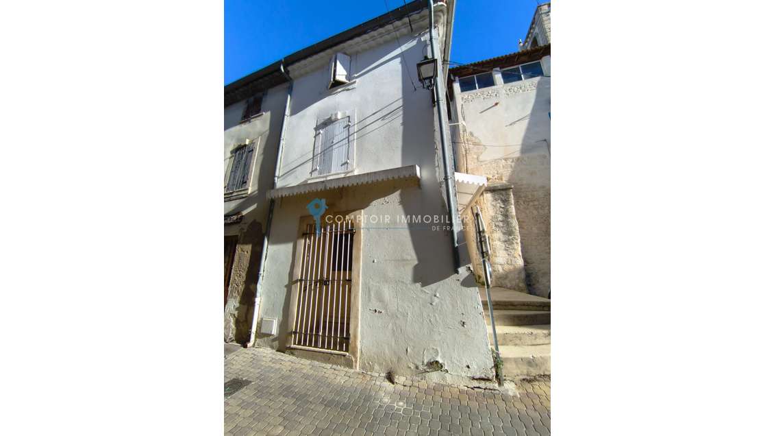 AV maison de village avec local à Vallabrègues