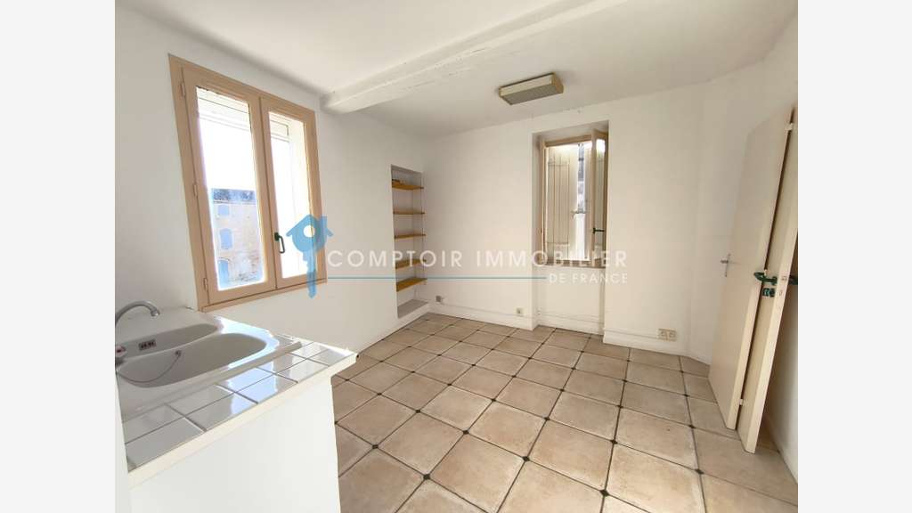 AV maison de village avec local à Vallabrègues