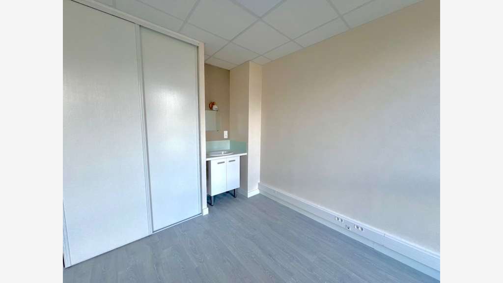 Local professionnel neuf 44m² à vendre à Vallières