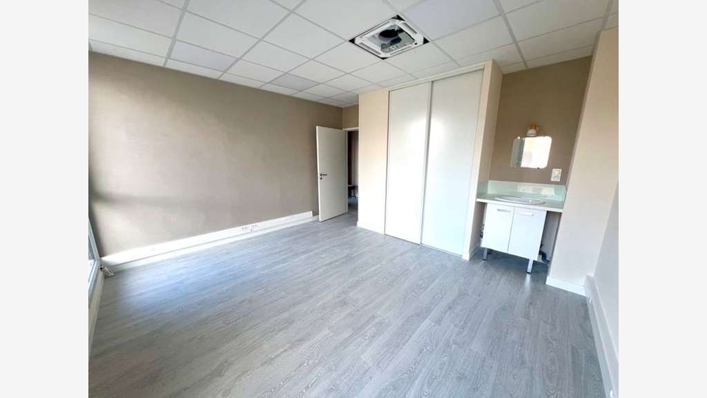 Local professionnel neuf 44m² à vendre à Vallières
