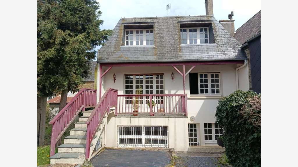 LOCAL COMMERCIAL AVEC HABITATION, TERRAIN ET GARAG